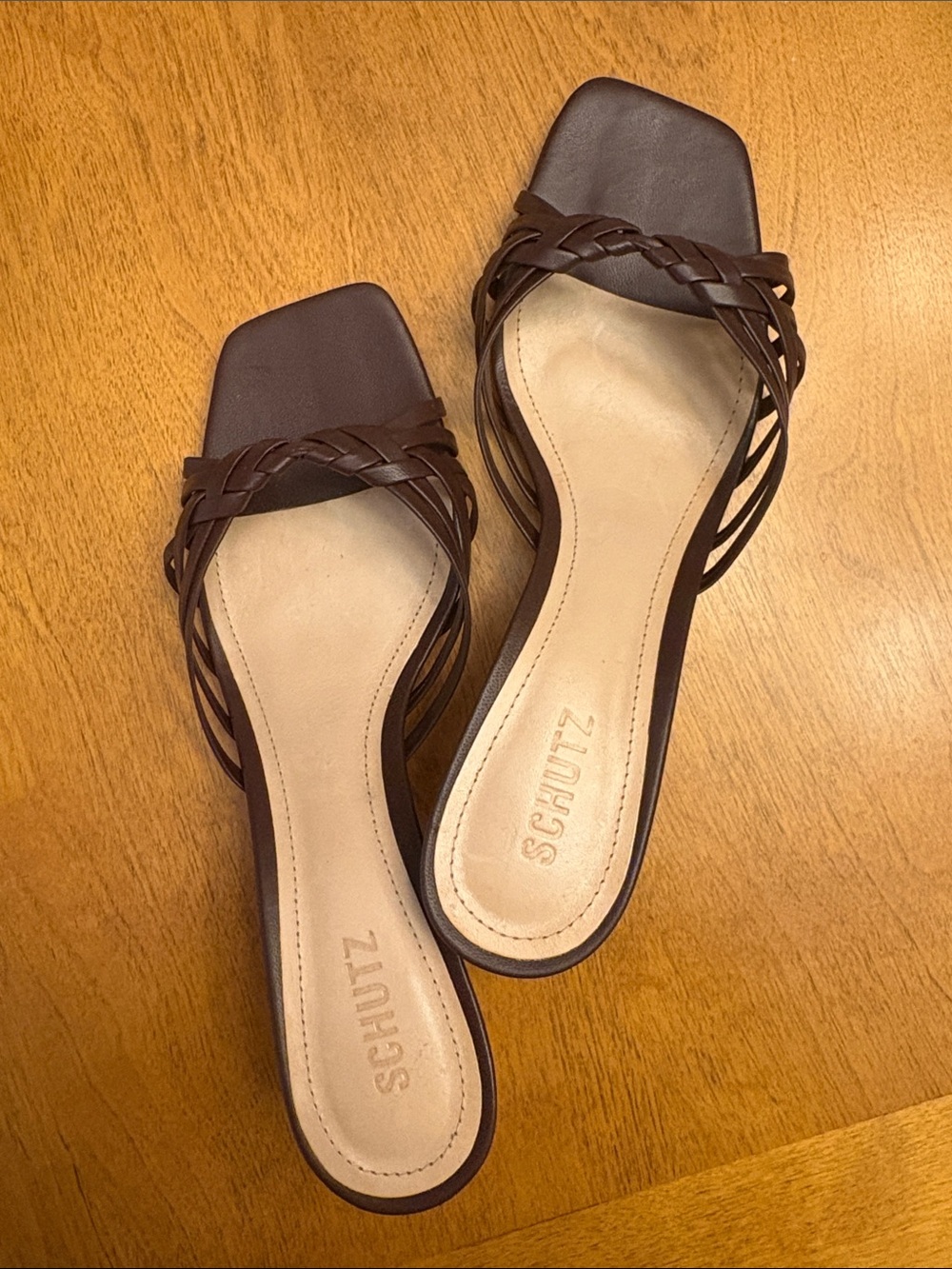 SCHUTZ Sandalia Salto Medio Tara in Chestnut Brown (Braided Leather Slide Mules)